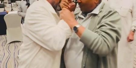 "نكيد
      العوازل"..
      محمد
      عبده
      يقبل
      يد
      هاني
      فرحات
      ردًا
      على
      منتقديه