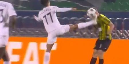 لاعب
      بافوس
      يدخل
      تاريخ
      دورى
      الأبطال
      من
      بوابة
      "الكونغ
      فو"