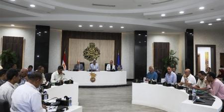 محافظ
      أسوان
      يوجه
      بإنهاء
      إجراءات
      التصالح
      الخاصة
      بدور
      العبادة