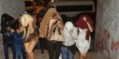 العبايات
      السوداء..
      تطبيق
      "مساج"
      يكشف
      عن
      شبكة
      خفية
      تدير
      نشاطًا
      مشبوهًا
      بالقاهرة