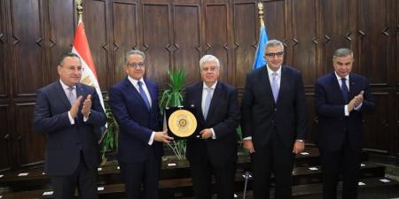 وزير
      التعليم
      العالي
      يشهد
      تكريم
      خالد
      العناني
      بجامعة
      الإسكندرية