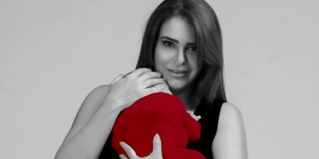 بهذه
      الكلمات..
      دنيا
      عبد
      العزيز
      تحتفل
      بعيد
      ابنتها
      جودي
