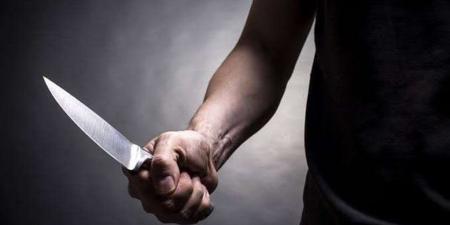 خلاف
      عائلي
      يتحول
      إلى
      جريمة
      مأساوية..
      شاب
      يقتل
      شقيقه
      طعنًا
      في
      الهرم