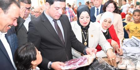 نائب
      محافظ
      سوهاج
      يفتتح
      معرض
      "نسمة
      حياة"الخيري
      لتوزيع
      الملابس
      الجاهزة
      وفساتين
      الزفاف
      على
      العرائس
      غير
      القادرات