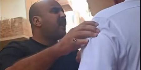 شاب
      يصفع
      راجل
      مسن
      بالقلم
      في
      الشارع..
      وابنته
      تصرخ
      من
      القهر:
      أبويا
      اتضرب