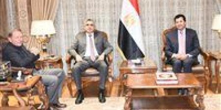 وزير
      الرياضة
      يلتقي
      أندريه
      سكاكيني
      وابنته
      تنضم
      لمنتخب
      مصر
      للفروسية