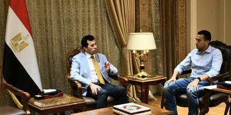 وزير
      الرياضة
      يلتقي
      البطل
      الأولمبي
      أحمد
      الجندي