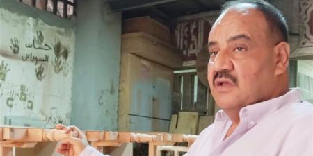 حارس
      التراث.. وائل
      أبوزيد:
      لا
      أفضّل
      الماكينات
      وأحفر
      الزخارف
      على
      الأخشاب
      بروحى