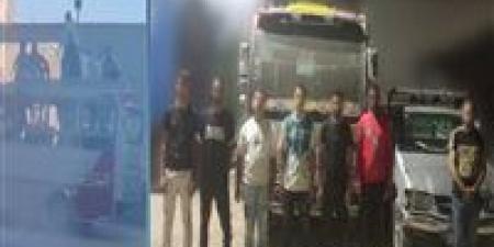 بيرقصوا
      على
      العربيات..
      ضبط
      سائقين
      و7
      أشخاص
      لأدائهم
      حركات
      استعراضية
      في
      القليوبية