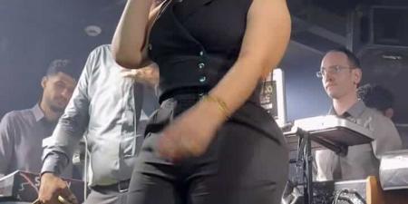 فيديو..
      رحمة
      محسن
      تخطف
      الانظار
      في
      إحدى
      السهرات
      الليلية