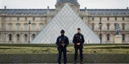 «امرأة
      وآخر
      يحمل
      جنسية
      عربية»..
      فرنسا
      تكشف
      تطورات
      جديدة
      بشأن
      سرقة
      متحف
      اللوفر