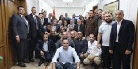 قبل
      الافتتاح
      التاريخي
      للمتحف
      المصري
      الكبير..
      محافظ
      الجيزة
      يلتقط
      صورة
      تذكارية
      مع
      فريق
      العمل