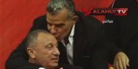 خالد
      مرتجي
      يقبل
      رأس
      محمود
      الخطيب..
      لحظة
      وفاء
      وامتنان
      بعد
      فوز
      تاريخي
      في
      انتخابات
      الأهلي