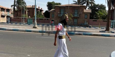 في
      يوم
      الافتتاح
      التاريخي..
      شاب
      يرتدي
      الزي
      الفرعوني
      في
      شوارع
      السويس