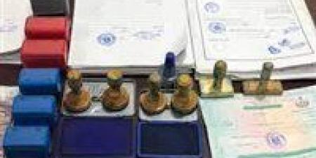 ضبط
      تشكيل
      عصابي
      لتزوير
      المحررات
      الرسمية
      والنصب
      على
      المواطنين
      بالقاهرة