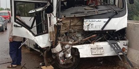 إصابة
      21
      شخصًا
      في
      حادث
      تصادم
      مروع
      بالبحيرة