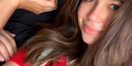 في
      طريقهم
      إلى
      شهر
      العسل..
      أحدث
      ظهور
      لـ
      أحمد
      جمال
      وزوجته
      فرح
      الموجي