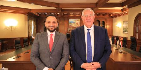 الوزير
      السيد
      القصير
      لـ
      تحيا
      مصر:
      انتخابات
      الفردي
      دون
      تنسيق..
      وصاحب
      الشعبية
      الحقيقية
      هو
      من
      سيحصد
      المقعد