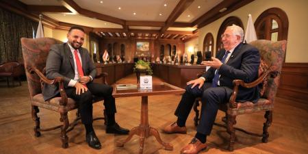 السيد
      القصير
      لـ
      تحيا
      مصر:
      المعارضة
      يجب
      أن
      ترتبط
      بتقديم
      حلول
      وليس
      مجرد
      شعارات..
      والجبهة
      الوطنية
      يتسع
      للجميع