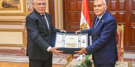 النائب
      العام
      يزور
      رئيس
      مجلس
      الشيوخ
      لبحث
      سبل
      التعاون
      المشترك