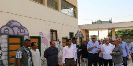 محافظ أسوان يفاجئ العاملين بمدرسة أحمد أبا زيد الرسمية للغات