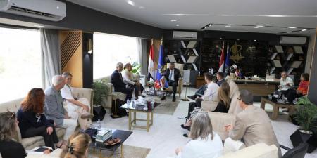 محافظ أسوان يستقبل وفد التعاون الدولى السويسرى لتعزيز مجالات التنمية بين الجانبين