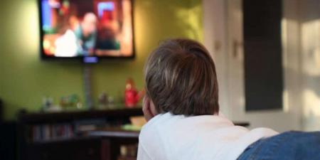دراسة تظهر ضرر التلفاز والأجهزة الذكية على صحة الطفل