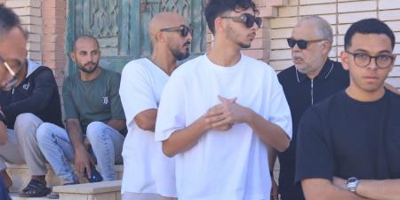 أشرف زكي وحسام الحسيني يساندان محمد رمضان في وداع والده