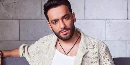 مطر ودموع.. رامي جمال يعلن عن موعد طرح ألبومه الجديد