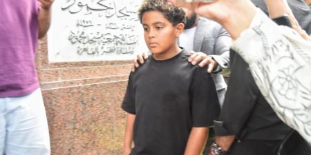 تأثر حفيده والفنان يحمل النعش.. لقطات من والد محمد رمضان