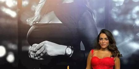 بفستان أحمر جريء… ممثلة شهيرة تتألق في العرض الخاص لفيلم "السلم والثعبان 2"