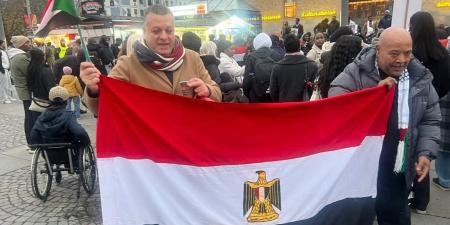 المصريون في ميلانو يرفعون الأعلام المصرية والفلسطينية في اليوم الثاني للتصويت بالانتخابات