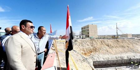 وزير الإسكان يتفقد الأعمال بمشروعي "M8 by the lake" وبوغاز