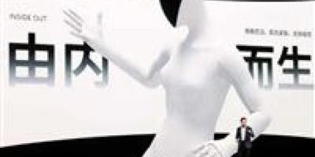 "إكس بنج تفاجئ العالم بروبوت بشري متطور ويكشف حقيقته على المسرح"