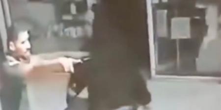 الأمن يفحص فيديو متداول لشاب يصفع سيدة مسنة على وجهها بالزقازيق