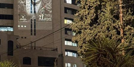 بإضاءة مبناها.. هيئة الإذاعة والتليفزيون الفلسطينية تحتفل بالذكرى الـ21 لاستشهاد ياسر عرفات