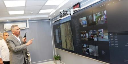 محافظ أسوان يتابع عبر الفيديو كونفرانس بمركز السيطرة جاهزية اللجان الانتخابية