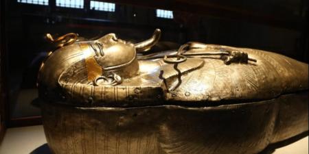 سرير الملك توت عنخ آمون يبهر السائحين (فيديو)