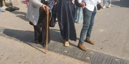 «هيختار النائب عنه تحت قبة البرلمان»..مسن يحرص على المشاركة بانتخابات النواب 2025 بالعكاز في الوادى الجديد