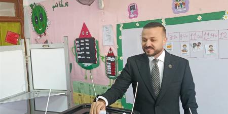 محمد الجارحي عضو مجلس إدارة النادي الاهلي يدلي بصوته في انتخابات النواب