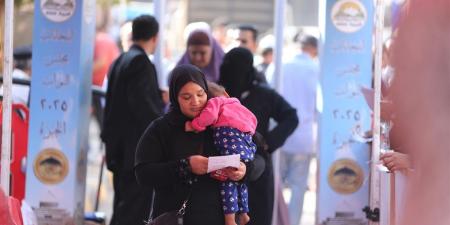 «ع أكتاف الأمل».. الأمهات يشاركن مع أطفالهنّ في رسم المستقبل بانتخابات 2025 (صور)