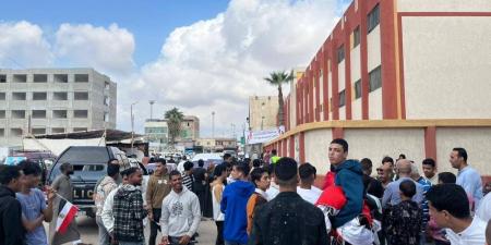 اصطفاف المواطنين أمام اللجان الانتخابية بدوائر الهرم والعمرانية.. إقبال كبير منذ الساعات الأولى