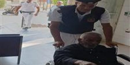 الشرطة تنقل مسنا من ذوي الاحتياجات الخاصة لتلقي العلاج بمدينة بدر