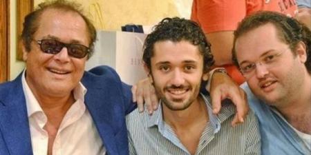 كل واحد عنده عربيته.. هل ساعد محمود عبد العزيز أبناءه في دخول الوسط؟.. الساحر يجيب