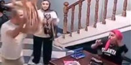 مش خايف من حد.. رجل يعتدي على سيدة بكرسي داخل سنتر دروس خصوصية