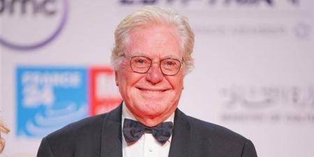 في يومه الأول.. حسين فهمي يشارك بحلقة نقاشية عن الترميم الرقمي بمهرجان القاهرة السينمائي