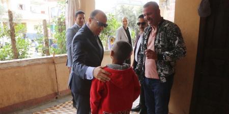 محافظ كفرالشيخ يستجيب لمواطن ويزور والده المريض في منزله بدسوق