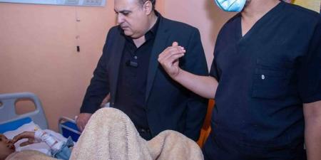 "اللبان" يزور "طلاب أسوان" المصابين في حادث طريق إسنا (صور)