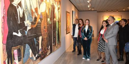 للمرة الأولى بمهرجان القاهرة السينمائي.. معرض “كادرات موازية” يجمع بين السينما والفنون التشكيلية