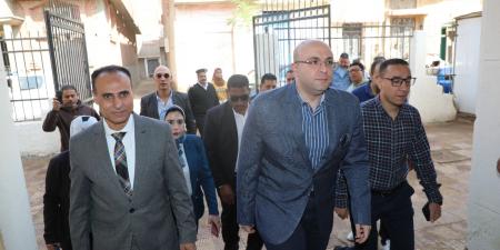 محافظ بني سويف يتفقد الخدمات المقدمة بالوحدة الصحية في قرية الدوالطة.. ويصدر توجيهات فورية بـ "حلول عاجلة" لمشكلات الأهالي